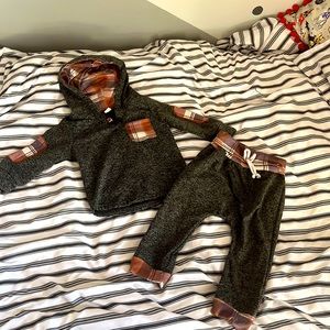 6 month hoodie and pants set ⭐️